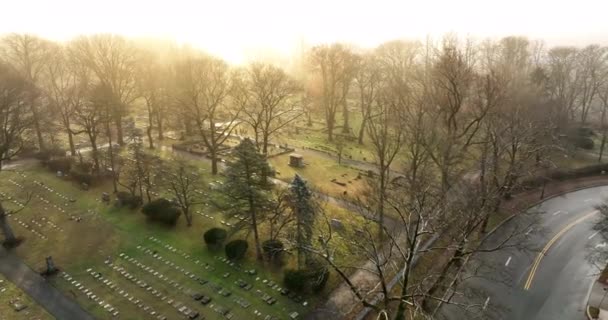 Moody Tiré Sur Cimetière Lieu Sépulture Pendant Lever Soleil Brouillard — Video