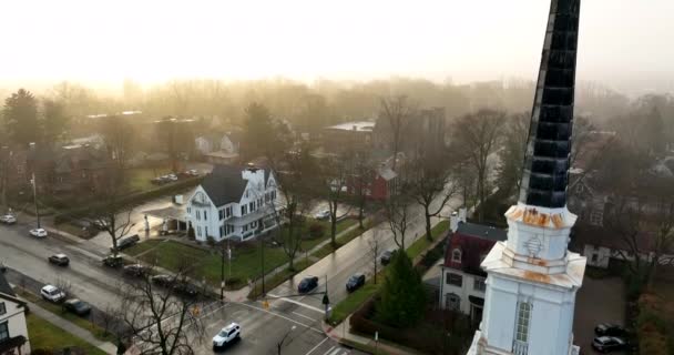 小城镇的教堂尖塔在晨光和大雾中升起 冬季场景 — 图库视频影像