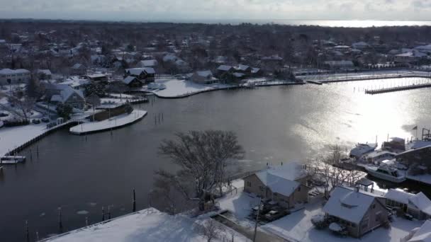 Widok Drona Wysoko Nad Bay Shore Jasny Dzień Niedawnym Śniegu — Wideo stockowe