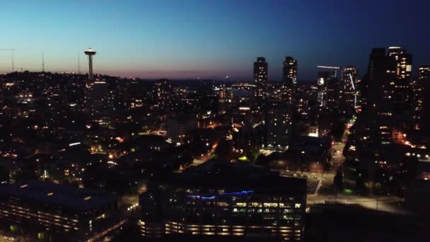 Drone Dolly Downtown Seattle Washington Space Needle Right Twilight Night — Vídeos de Stock