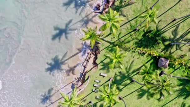 Tropikal Karayip Sahillerine Doğru Hafif Dalgaların Sakinleştirici Görüntüsü — Stok video