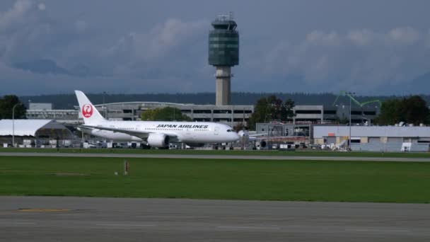 日本航空公司波音787出租车在温哥华机场前Atc塔台 — 图库视频影像