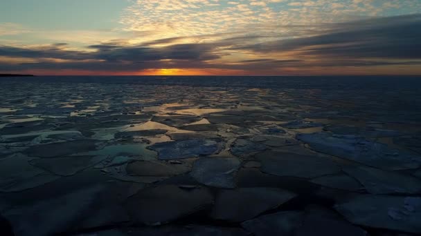 波罗的海浮冰碎裂的片片 电影日落无人驾驶镜头 — 图库视频影像