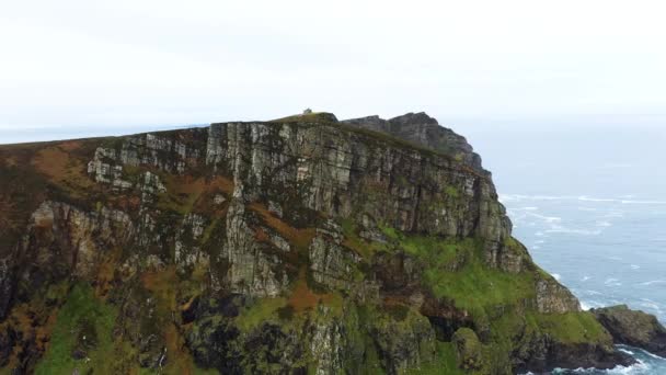 Огромные Морские Скалы Рога Океанском Побережье Ирландии Воздушные — стоковое видео