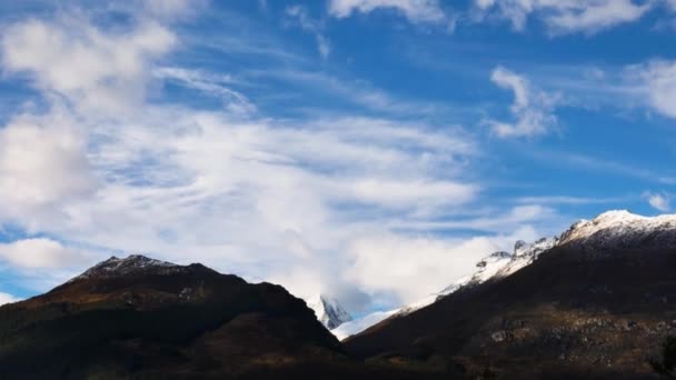 Inclinez Vous Vers Bas Belles Montagnes Avec Neige Sur Sommet — Video
