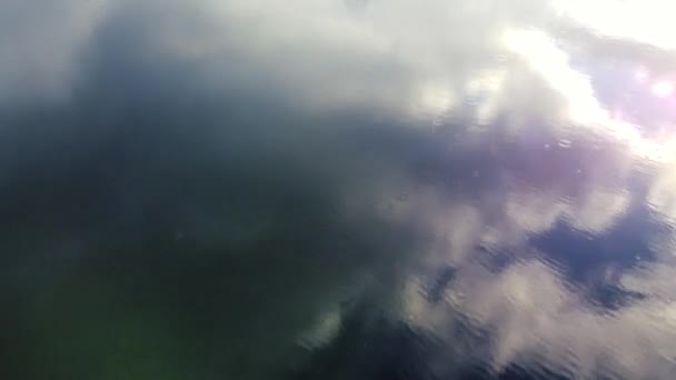 Ohromující Deštivé Jezero Drone Přelet Mraky Odrazu Krásné — Stock video