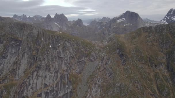 Flygdrönare Mot Brant Bergvägg Med Alpina Toppar Bakgrunden Lofoten Norge — Stockvideo