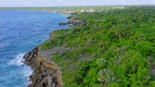 Воздушный Вперед Над Зубчатыми Зелеными Скалами Бока Юма Доминиканской Республике — стоковое видео
