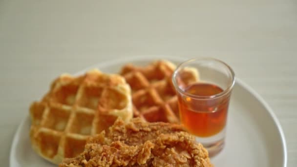 Hausgemachte Gebratene Hähnchenwaffel Mit Honig Oder Ahornsirup — Stockvideo