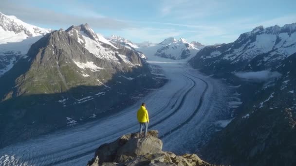 Wandernder Junger Mann Gelber Jacke Steht Auf Einer Felsformation Mit — Stockvideo