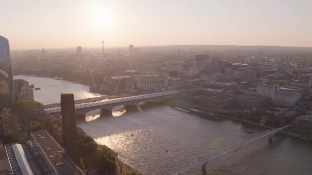 Drone Aéreo Atravessando Rio Tamisa Pôr Sol Londres Reino Unido — Vídeo de Stock