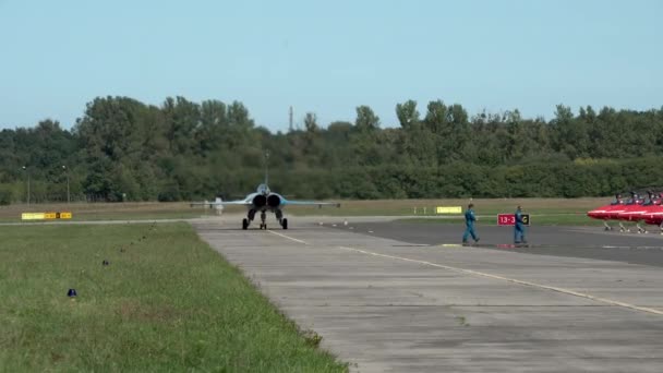 Dassault Rafale法国双引擎飞机准备在2021年Gdynia机场起飞 — 图库视频影像