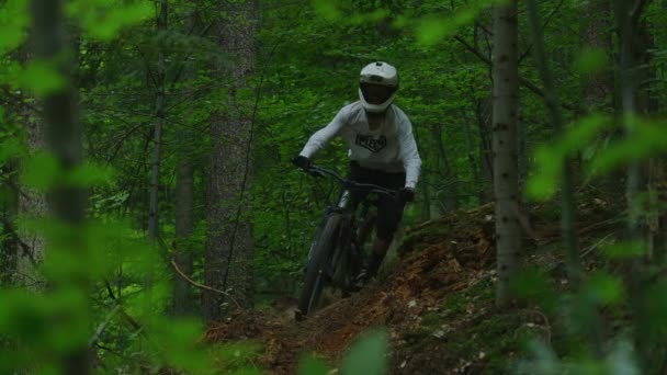 Ciclista Montaña Monta Una Característica Técnica Cámara Lenta Bosque — Vídeos de Stock