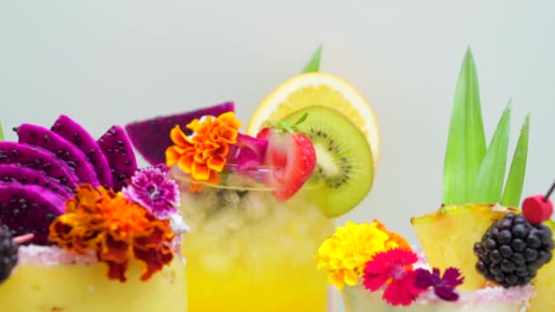 Cocktail Assortiti Con Frutta Decorazione Floreale Isolati Sfondo Bianco Dolly — Video Stock