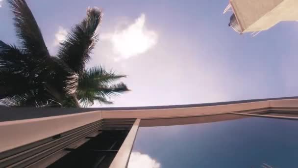 Zeitraffer Des Wolkenhimmels Reflektiert Auf Fensterglas — Stockvideo