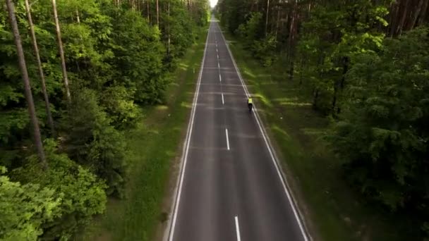 Disparo Aéreo Sobre Camino Recto Asfalto Con Solitario Ciclista Durante — Vídeo de stock