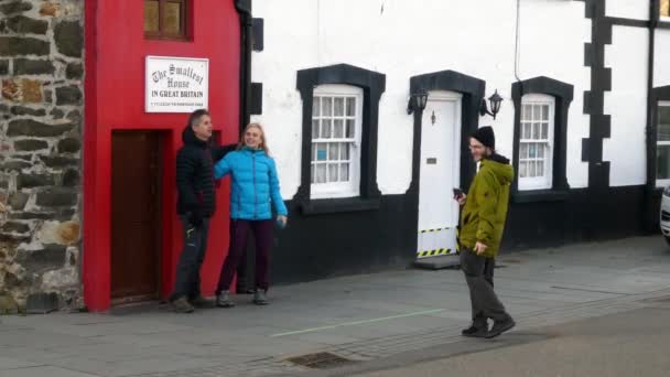 笑顔観光カップルポーズのために写真でConwy Wales小さな港の家 — ストック動画