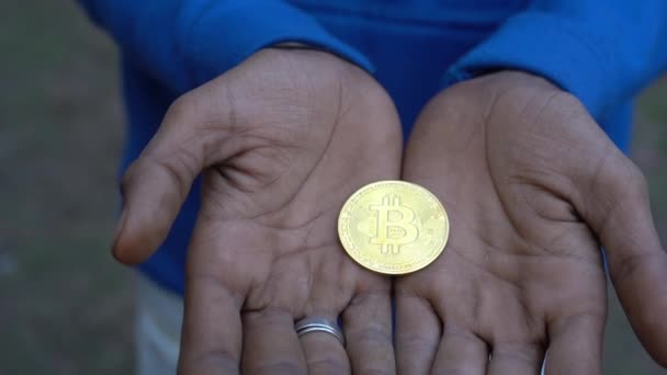 Close Tiro Ouro Criptomoeda Bitcoin Nas Mãos Homem Idoso Investir — Vídeo de Stock