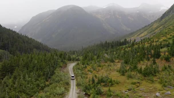 Pick Caminhão Dirigindo Através Montanha Com Vista Panorâmica Colômbia Britânica — Vídeo de Stock