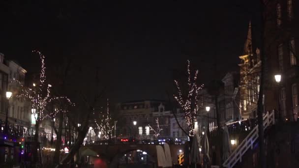 クリスマスの間の夜に穏やかなユトレヒト運河の眺め パンダウン — ストック動画