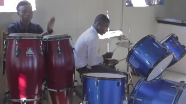 Jonge Mannen Drummen Haïtiaanse Kerk — Stockvideo