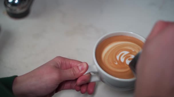 Barista Gießt Latte Art Zeitlupe — Stockvideo