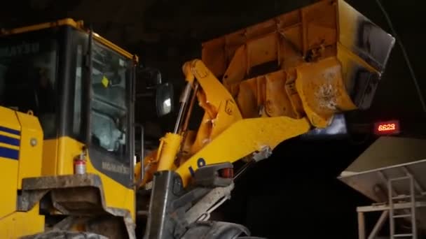 Road Salt Chemical Bucket Loader Egy Rakomány Terméket Dob Egy — Stock videók