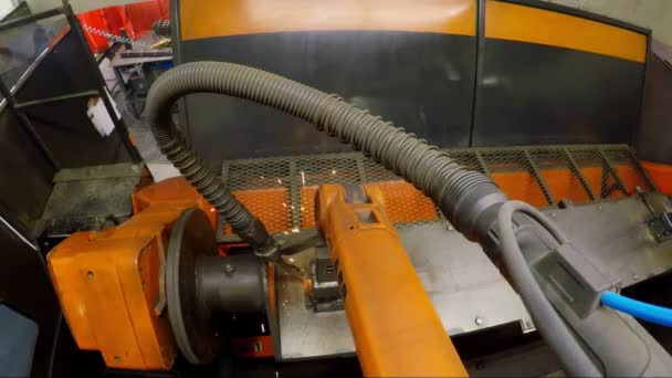 机械式焊条安装在一个安全驱动的制造厂机械加工车间中 该车间为机车车辆视频制作钢铁产品 — 图库视频影像