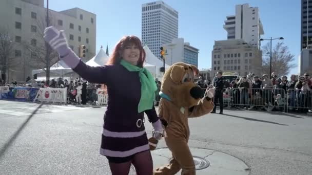 Cosplay Rallentatore Scooby Daphne Dietro Macchina Del Mistero Salutano Bambini — Video Stock