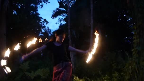 Azjatka Wykonuje Taniec Ognia Wirującymi Fanami Ognia Długim Powolnym Ruchu — Wideo stockowe