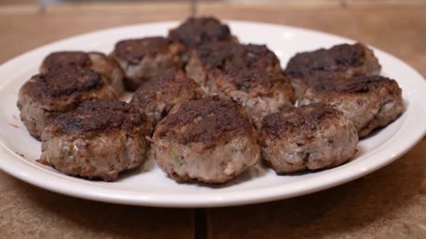 Piatto Tortini Agnello Appena Fritti Pronti Essere Serviti Primo Piano — Video Stock