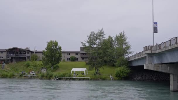 平和的なシーンは Kenai川の橋の下を流れる 水の表面には アラスカを傾ける — ストック動画