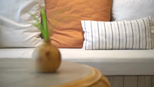 Mooie Comfortabele Kussen Decoratie Sofa — Stockvideo