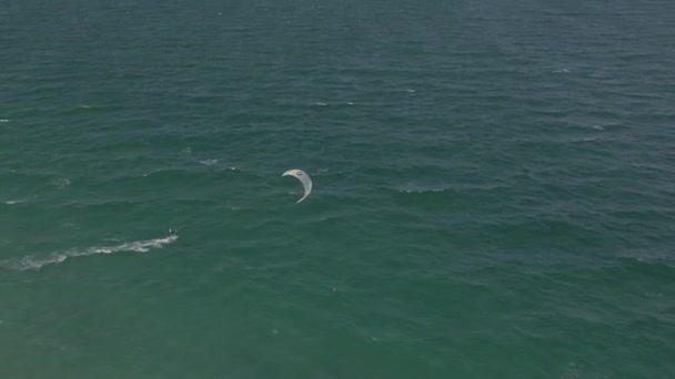 Vista Aérea Como Cometa Surfista Corre Favor Del Viento Agua — Vídeo de stock