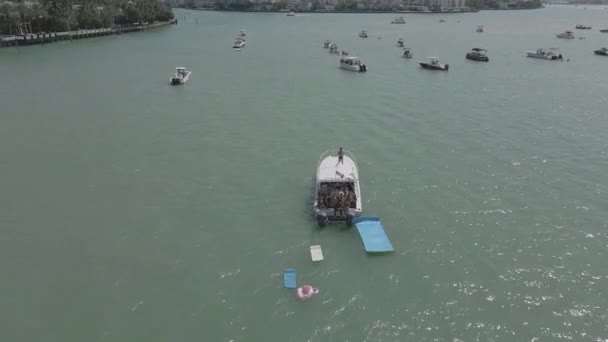Jongeren Feesten Biscayne Bay Boot Met Usa Vlag Vliegen Antenne — Stockvideo