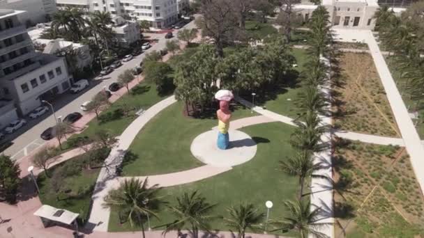 Abstieg Aus Der Luft Zum Miami Mountain Kunstwerk Von Ugo — Stockvideo