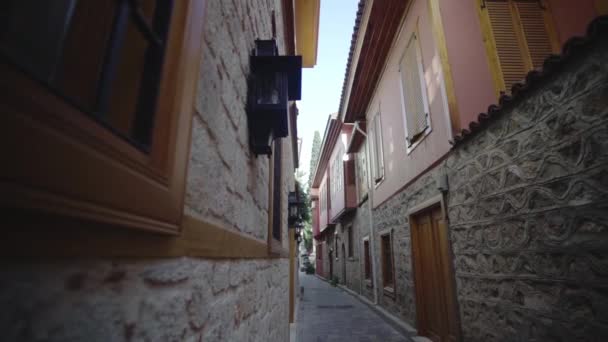 Calle Estrecha Desierta Casco Antiguo Antalya Turquía Lento Caminando Hacia — Vídeos de Stock