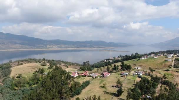 Kolombiya Daki Guatavita Gölünün Insansız Hava Aracı Görüntüsü Göller Barınaklar — Stok video