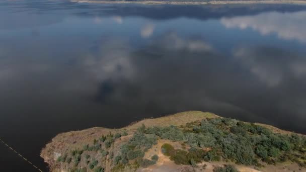 Vista Aérea Del Dron Laguna Guatavita Colombia Lagos Viviendas Hermosa — Vídeo de stock