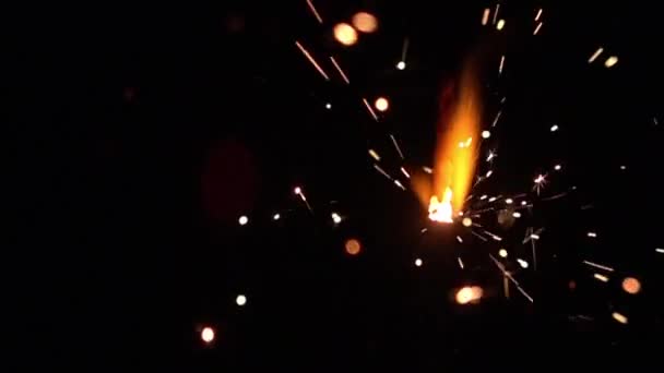Une Flamme Avec Des Étincelles Brûlantes Nuit — Video
