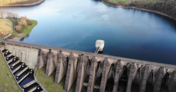 Aerial High Walled Concrete Dam Wimbleball Lake 속도를 늦추는 인형의 — 비디오