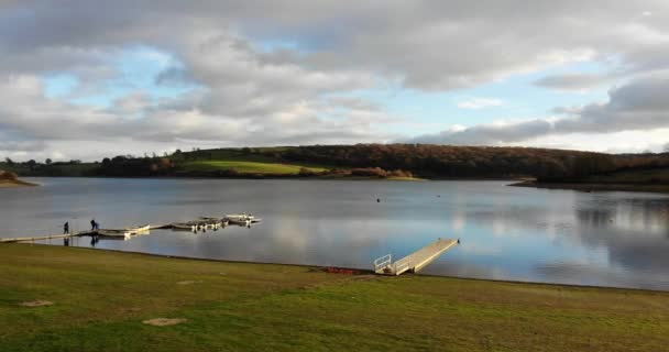 Somerset Teki Wimbleball Gölü Demirlemiş Boş Teknelerle Kıyı Şeridine Doğru — Stok video