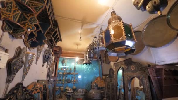 Imagens Exibição Vendendo Esculturas Feitas Mão Madeira Vidro Metal Marrocos — Vídeo de Stock