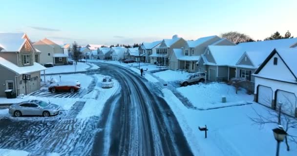 Habitação Bairro Coberto Neve Inverno Homem Com Limpa Neve Caixa — Vídeo de Stock