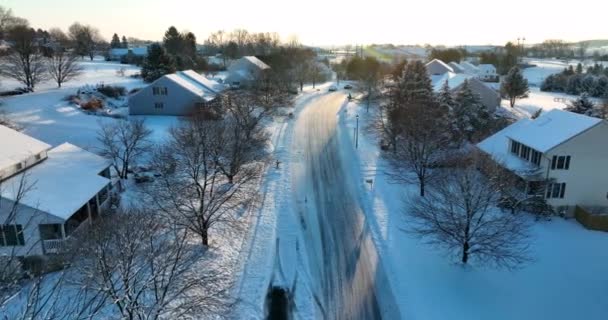 Wintereis Und Schnee Auf Vereisten Straßen Straße Durch Wohnviertel Bei — Stockvideo