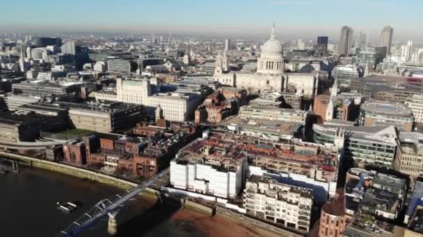 Aerial Shot Paul Cathedral Millennium Bridge Hazy Sunny Day — Stock Video