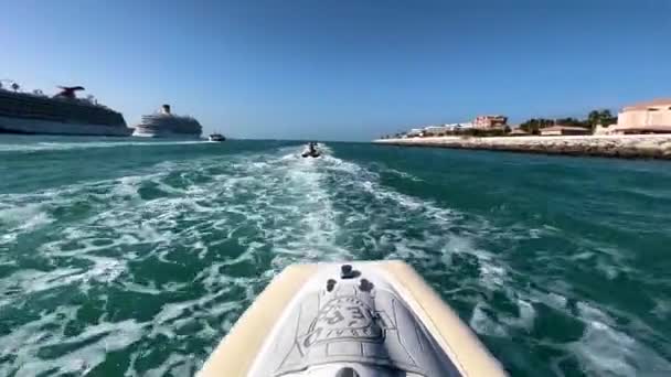 环游迪拜波斯湾的观光快艇之旅 远眺停泊在港口的游轮 Pov — 图库视频影像