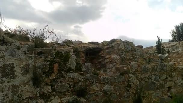 曇りの日に古い中世の城の屋根の壁の左から右への眺め — ストック動画