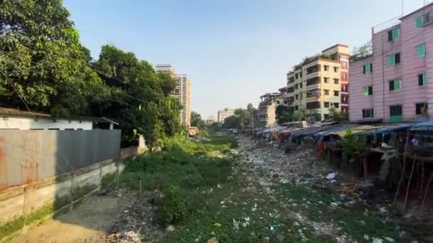 Çevre Kirliliği Çöplü Kuru Kanallar Şehir Binaları Gecekondu Mahallesi Çekimler — Stok video