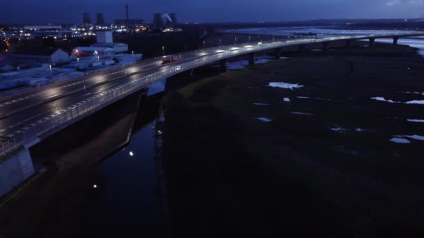 Luftbild Modern Beleuchtete Ruhige Autobahnspuren Straßenkreuzungsverkehr Steigt Nach Vorne — Stockvideo